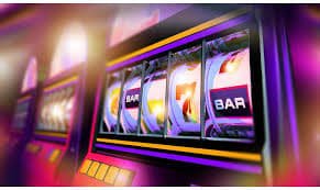 Dealer kasino langsung sedang mengatur meja permainan dengan para pemain yang ikut online